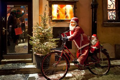 Santa Sets Off Back To North Pole