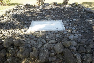 Charles Lindbergh tombstone in Maui @f8 M8