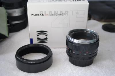 Planar T* 1,4/50mm ZF and its hood