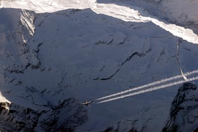 43_contrail_from_above.jpg