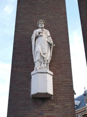 Roelofarendsveen, RK Petrus Bandenkerk beeld, 2008.jpg