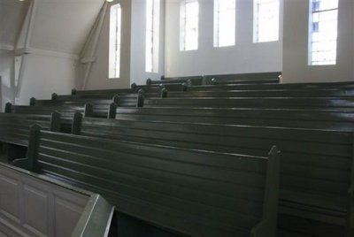 Dokkum, PKN (voorm geref) Oosterkerk lege banken 2 [004], 2009.jpg