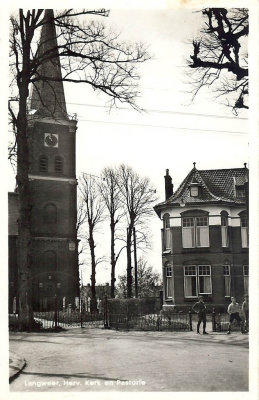 Langweer, NH kerk en pastorie, circa 1935