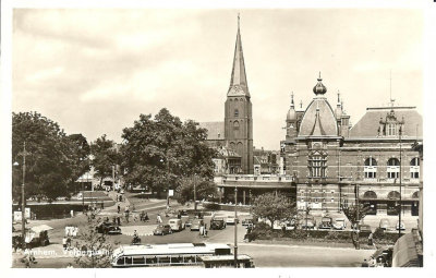 Arnhem, Velperplein met kerk, circa 1955