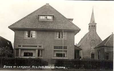 Broek op Langedijk, NH kerk en pastorie, circa 1950