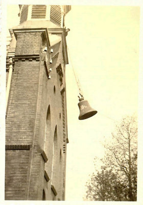 Overdinkel, NH kerk Duitsers halen de klok uit de toren, circa 1943