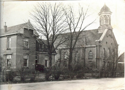 Overdinkel, NH kerk en pastorie, circa 1945