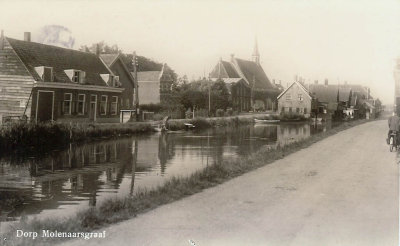 Molenaarsgraaf, NH kerk en dorp, circa 1940 l.jpg