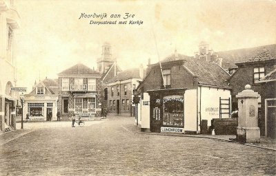 Noordwijk (aan Zee), Kerkje en dorpsstraat, circa 1920