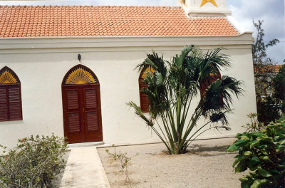 Aruba, Oranjestad, oude prot kerk zijkant, 1994