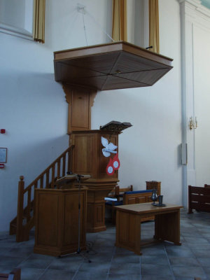 Nieuw Vennep, NH kerk preekstoel, 2008.jpg