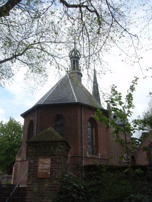 Voorhout, prot kerk (op achtergrond RK kerk), 2008.jpg