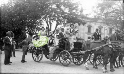 Flamencas en coche de caballo - Feria de Sevilla 1935.jpg