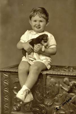Juan con un perrito 1-Mayo-1948.jpg
