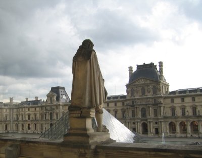 Regard sur la pyramide du Louvre