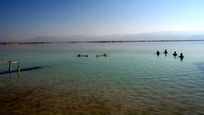 Baigneurs dans la Mer Morte