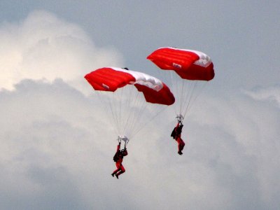 Deux parachutistes prts  l'aterrissage