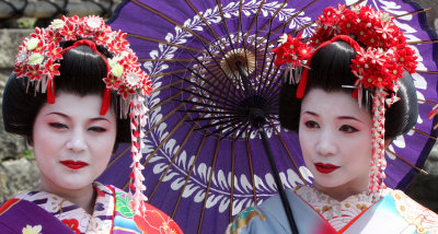 KYOTO - MAY 2009 - GEISHA IN STREET NEAR KYOUMIZU TEMPLE (19).JPG