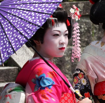 KYOTO - MAY 2009 - GEISHA IN STREET NEAR KYOUMIZU TEMPLE (22).JPG