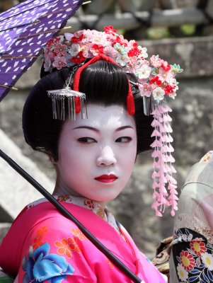 KYOTO - MAY 2009 - GEISHA IN STREET NEAR KYOUMIZU TEMPLE (24).JPG