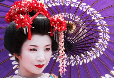 KYOTO - MAY 2009 - GEISHA IN STREET NEAR KYOUMIZU TEMPLE (34).JPG