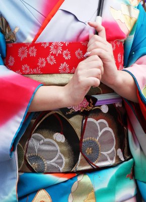 KYOTO - MAY 2009 - GEISHA IN STREET NEAR KYOUMIZU TEMPLE (39).JPG