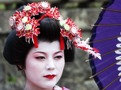 KYOTO - MAY 2009 - GEISHA IN STREET NEAR KYOUMIZU TEMPLE (46).JPG