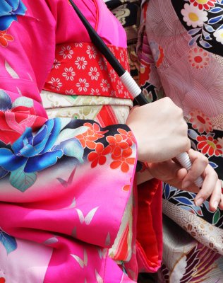 KYOTO - MAY 2009 - GEISHA IN STREET NEAR KYOUMIZU TEMPLE (50).JPG