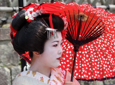 KYOTO - MAY 2009 - GEISHA IN STREET NEAR KYOUMIZU TEMPLE (6).JPG