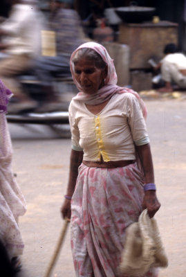 INDIA - AGRA - OLD LADY.jpg