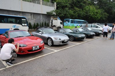 U r right, the White bus at the back.