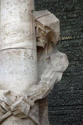 Sagrada Familia:Jesus bound-s.jpg