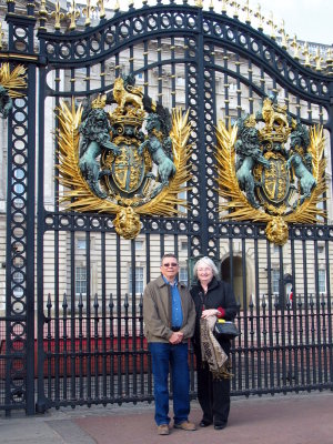 London - Mom & Dad at Buckingham Palace gate