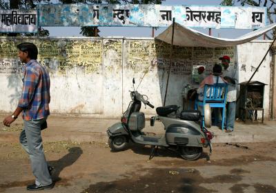 Barber on the street, Jaipur.