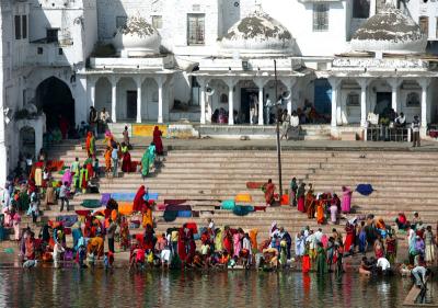 Worshiping in the lake, Pushkar.