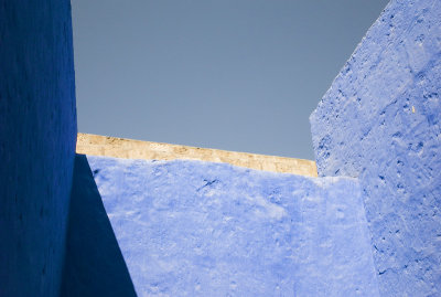 Bright blue walls in Santa Catalina.