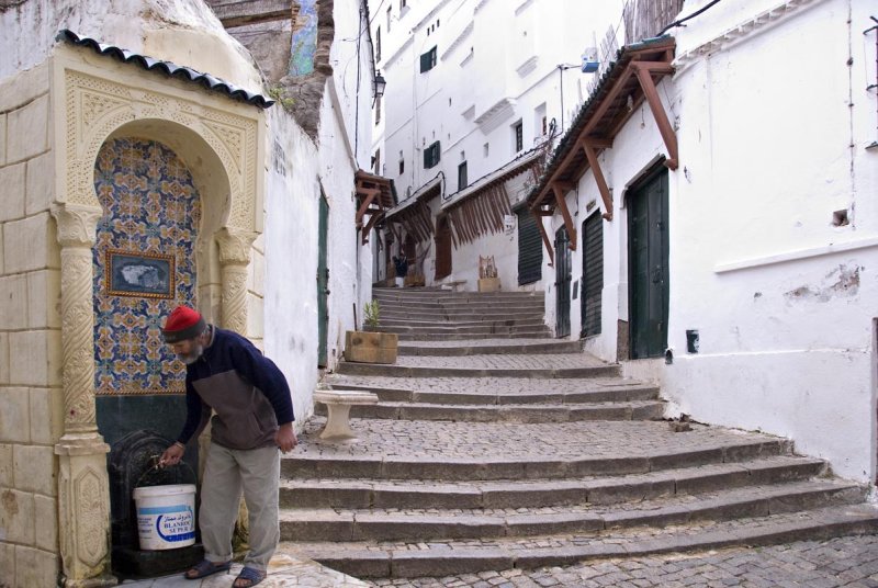 Casbah - Alger - The man in red hat