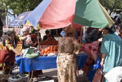Samarkand - Big Ourgout Bazaar - Street fruits market
