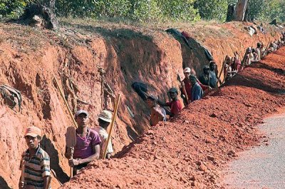 Laying fibre optic cable (near Ambositra)