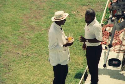 Umpire Steve Bucknor cools off with a drink