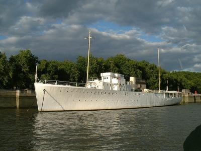 Along the Thames