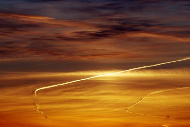 Sunset and vapour trails 02- March 16-2010.jpg