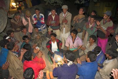 Porters singing in Payu