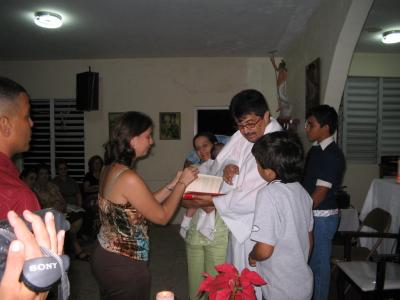 El padrino (ti Francisco), la madrina (ta Paula), la mam, padre Kiko y los monaguillos Andresito y jorgito (los primos).