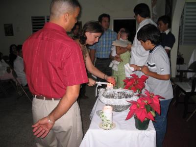 Ritual de prender la vela indicando que un nuevo cristiano est entre nosotros.