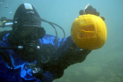 Andr showing off the scuba carving..