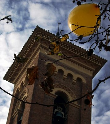 un globo amarillo