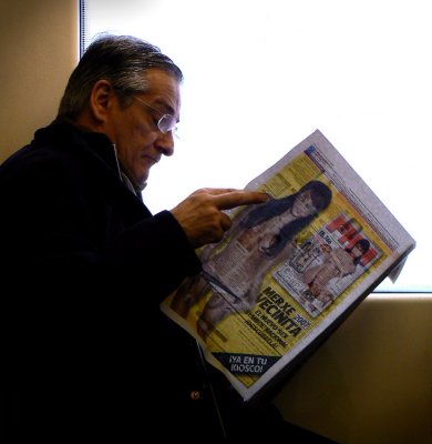 leyendo un peridico serio