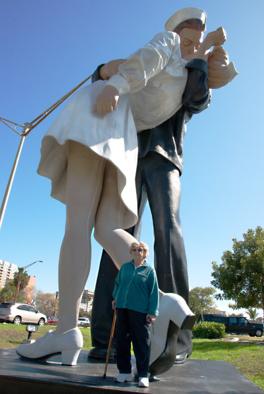 Dorothy and The Kiss - 25 statue