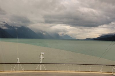Leaving Skagway, the two-colored sea water
See the place